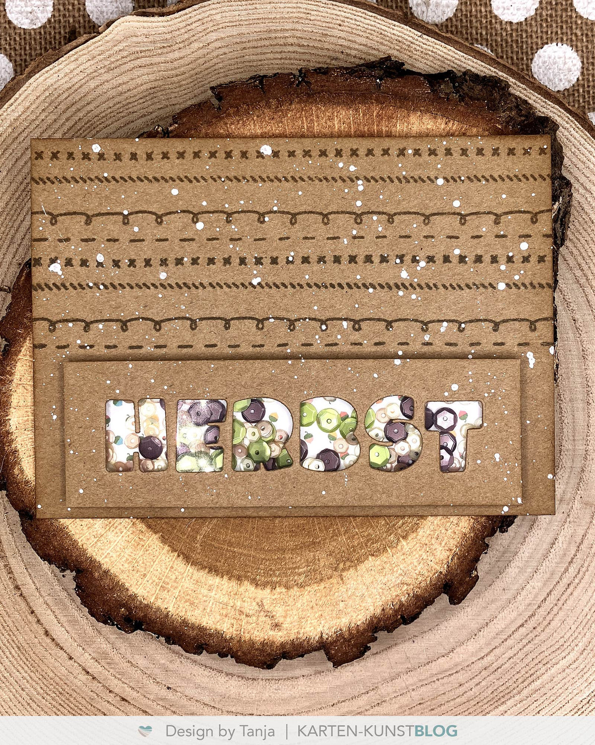 Eine Shakerkarte aus Kraftpapier mit dem ausgestanzten Wort „HERBST“, hinter dessen Buchstaben grüne, braune und helle Pailletten liegen. Gestempelte Bordüren und weiße Farbspritzer gestalten den Hintergrund.