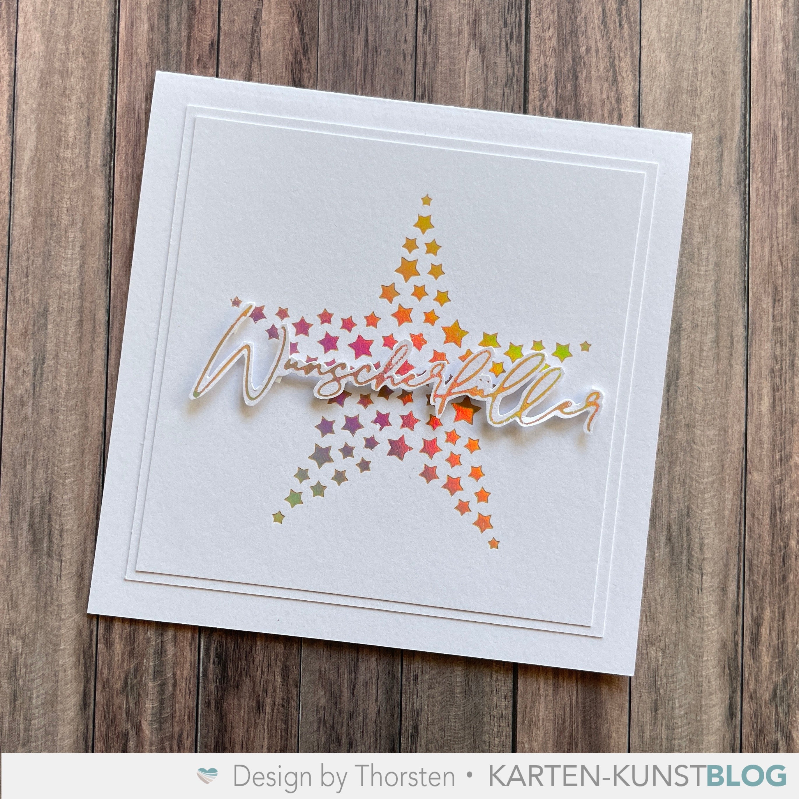 Schlichte Weihnachtskarte mit ausgeschnittenem Hot Foil Schriftzug und Sternenmotiv
