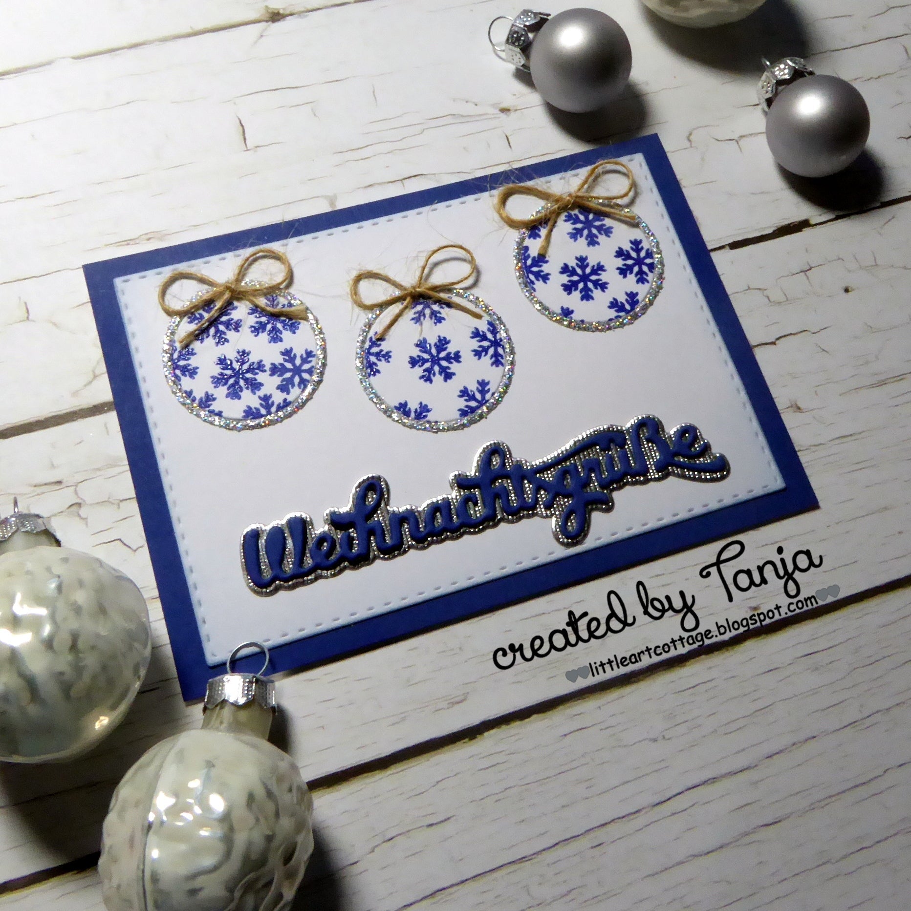 Weihnachtsgrüße und Christbaumkugeln