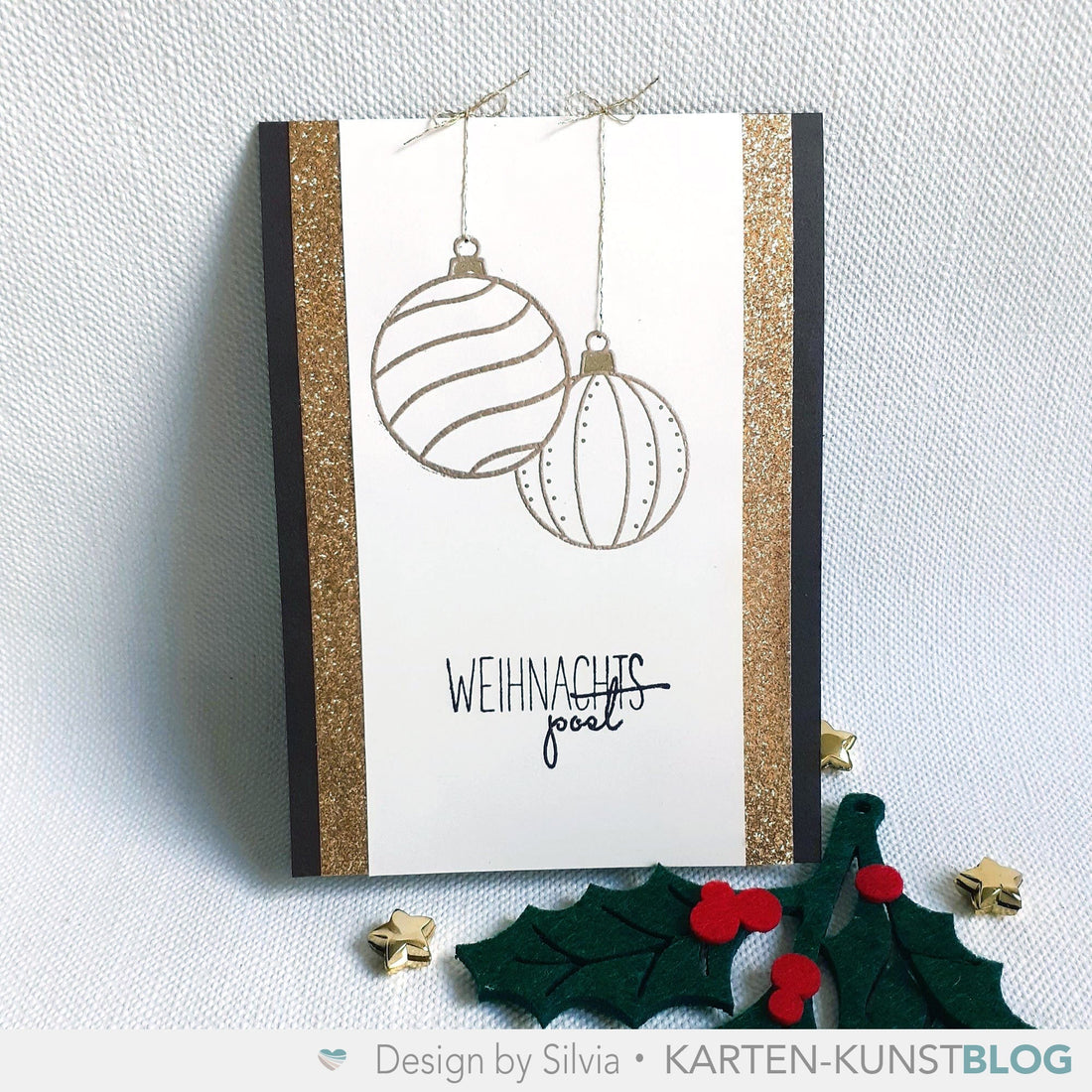 Gold-Schwarze Weihnachtskarte mit Weihnachtskugeln und Glitzer