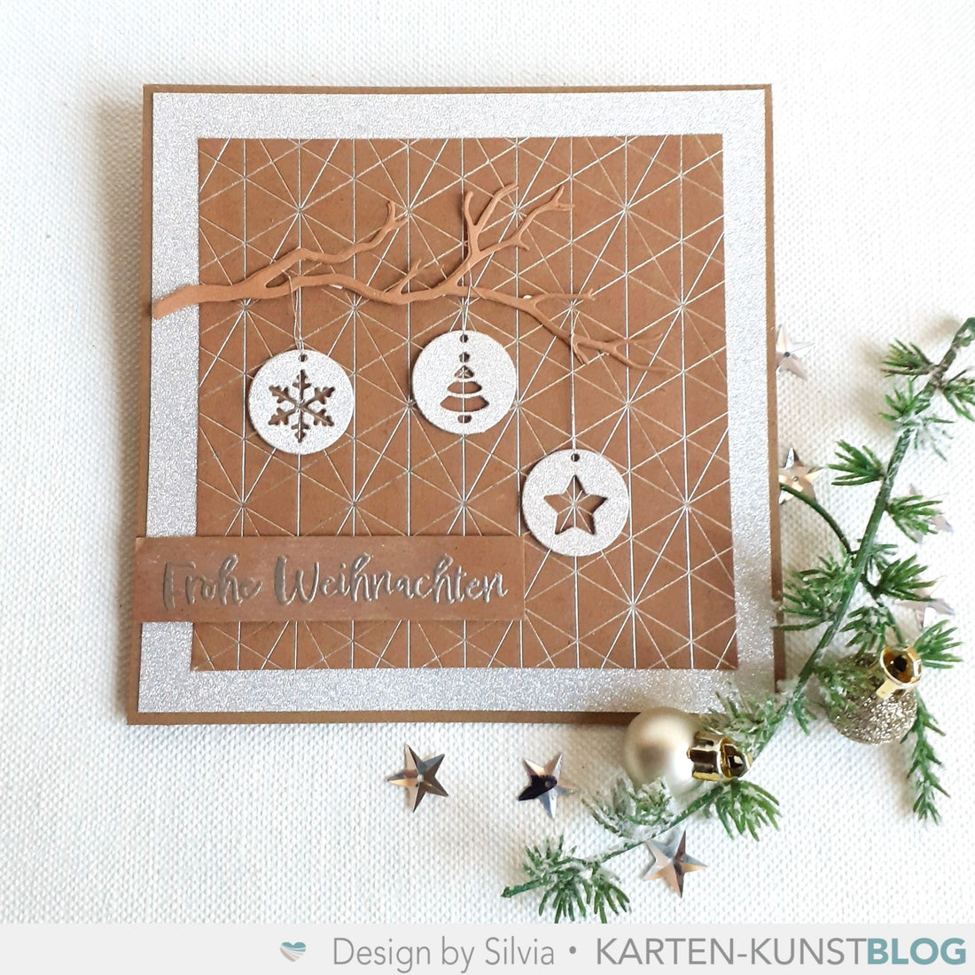 Glitzernde Weihnachtskarte mit Zweig und Ornamenten