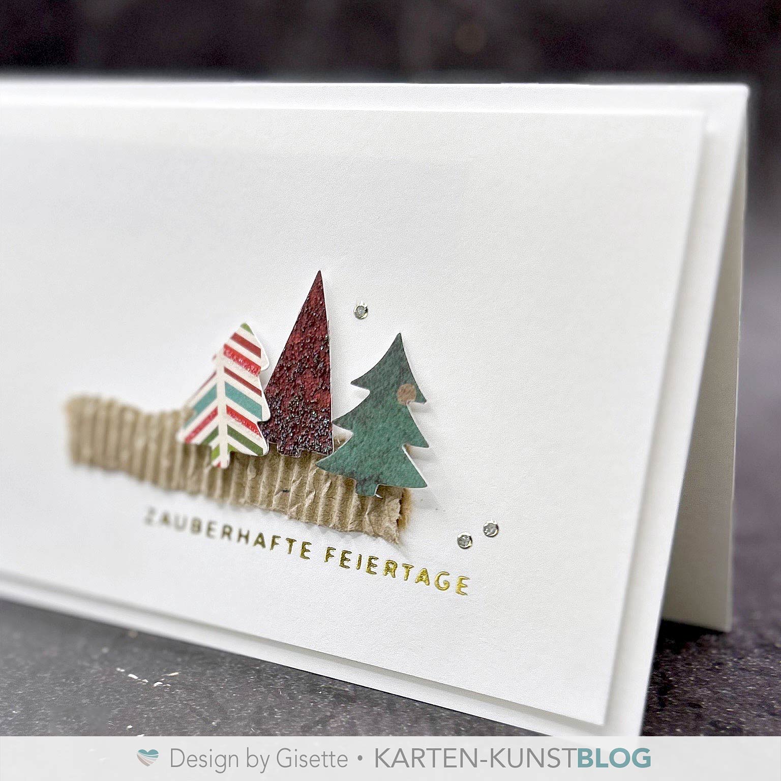Schlichte Weihnachtskarte mit Tannen